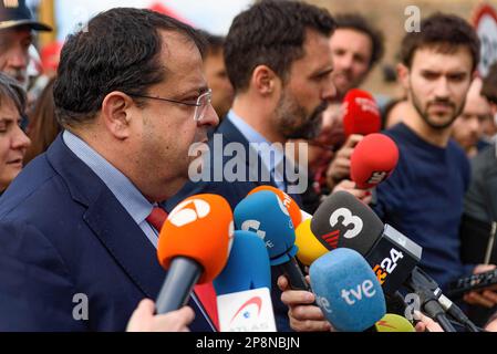 Barcelona, Spanien. 09. März 2023. Roger Torrent und Josep Ignasi Elena sprechen mit der Presse nach dem Unfall des Bergwerks Suria. In der Iberpotash-Mine in Suria starben drei Menschen in einer Tiefe von 900 Metern nach einem Erdrutsch. Zwei von ihnen waren Master-Studierende an der Escola Politècnica Superior d'Enginyeria de Manresa. (Foto: Davide Bonaldo/SOPA Images/Sipa USA) Guthaben: SIPA USA/Alamy Live News Stockfoto