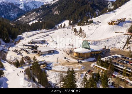 Drohnenfotografie von Skigebiet, Parkplatz, Bergen und Wald am sonnigen Wintertag Stockfoto