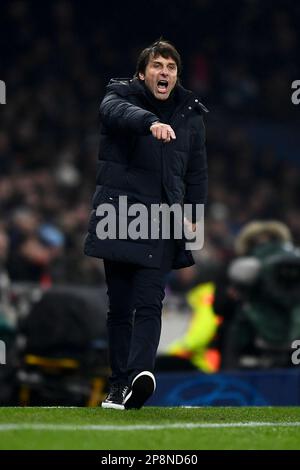 London, Vereinigtes Königreich. 08. März 2023 Antonio Conte, Cheftrainer des Tottenham Hotspur FC, zeigt Gesten während der UEFA Champions League-Runde des Fußballspiels 16 zwischen dem Tottenham Hotspur FC und dem AC Mailand. Kredit: Nicolò Campo/Alamy Live News Stockfoto