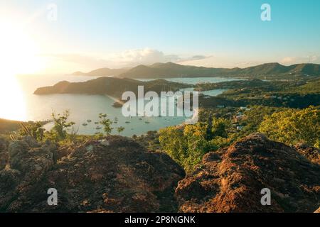 Shirley Heights Aussichtspunkt in Antigua. Berühmt für seinen Sonnenuntergang und die Trommelband aus Stahl. Stockfoto