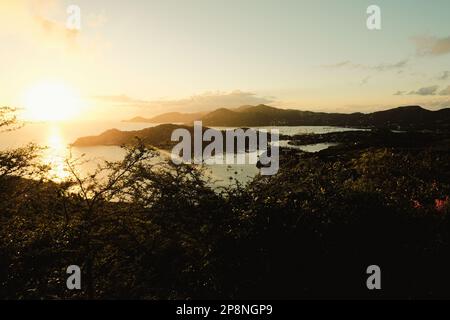 Shirley Heights Aussichtspunkt in Antigua. Berühmt für seinen Sonnenuntergang und die Trommelband aus Stahl. Stockfoto