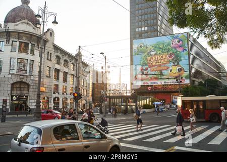 Belgrad, Serbien - 04. Juni 2021: Eine belebte Straße mit einer Anzeigenwand. Fußgängerübergang in Belgrad, Serbien. Stockfoto