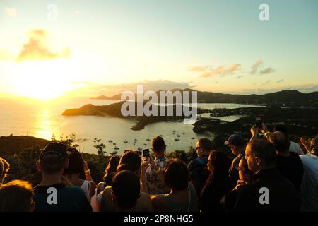 Shirley Heights Aussichtspunkt in Antigua. Berühmt für seinen Sonnenuntergang und die Trommelband aus Stahl. Stockfoto