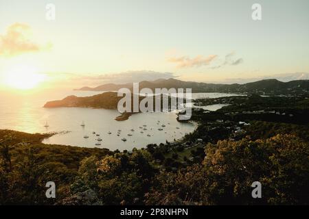 Shirley Heights Aussichtspunkt in Antigua. Berühmt für seinen Sonnenuntergang und die Trommelband aus Stahl. Stockfoto