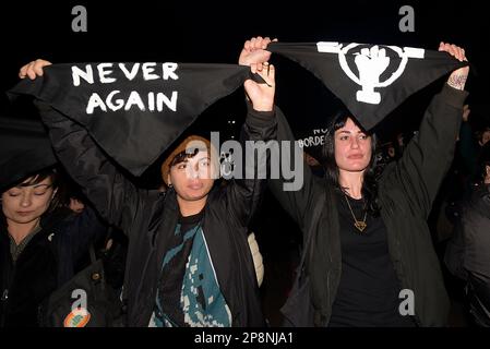 Rom, Italien. 08. März 2023. Demonstranten mit Bandanas, die ihre Meinung zum Ausdruck brachten, während des frauenmarschs zur Feier des Internationalen Frauentags in Rom. Die Menschen zeigten Plakate und Banner, die Frauenrechte forderten und unterstützten. Kredit: SOPA Images Limited/Alamy Live News Stockfoto