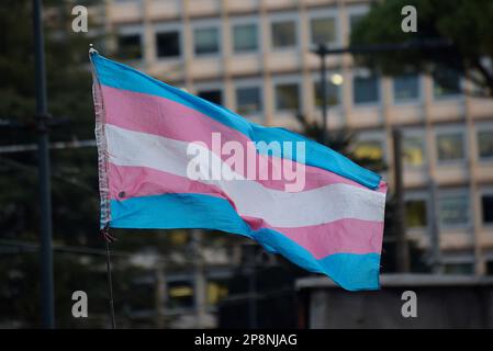Rom, Italien. 08. März 2023. Eine Transgender-Flagge, die während des frauenmarsches zum Internationalen Frauentag in Rom gesehen wird. Die Menschen zeigten Plakate und Banner, die Frauenrechte forderten und unterstützten. Kredit: SOPA Images Limited/Alamy Live News Stockfoto