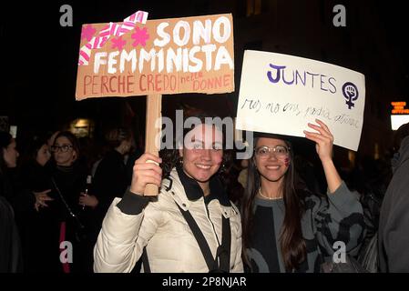 Rom, Italien. 08. März 2023. Demonstranten mit Plakaten, die ihre Meinung zum Ausdruck bringen, während des frauenmarsches zur Feier des Internationalen Frauentags in Rom. Die Menschen zeigten Plakate und Banner, die Frauenrechte forderten und unterstützten. Kredit: SOPA Images Limited/Alamy Live News Stockfoto