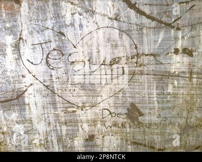 Respektloses Graffiti von einem ausländischen Touristen, der sagt "Jesus: Geht hier" an einer Wand im Tuol Sleng, oder S-21, Folter- und Völkermord-Museum in Phnom Stockfoto