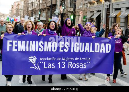 Leute demonstrieren auf den Straßen von Granada, am internationalen Frauentag Stockfoto