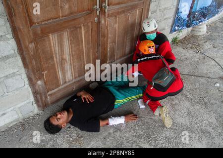 Yogyakarta, Indonesien. 09. März 2023. Rettungskräfte evakuieren die Opfer während der Katastrophensimulation der regionalen Katastrophenbewältigungsagentur (BPBD) und der indonesischen nationalen Such- und Rettungsagentur (BASARNAS) in Turi Village, Sleman, Yogyakarta, Indonesien, am 9. März 2023 als Teil der Vorbereitung auf die Katastrophenreaktion in Indonesien. (Foto: Freedy Tungga/INA Photo Agency/Sipa USA) Guthaben: SIPA USA/Alamy Live News Stockfoto