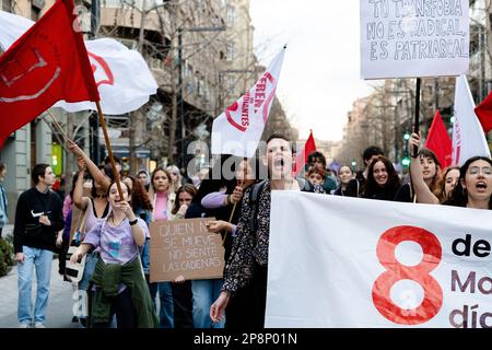 Leute demonstrieren auf den Straßen von Granada, am internationalen Frauentag Stockfoto