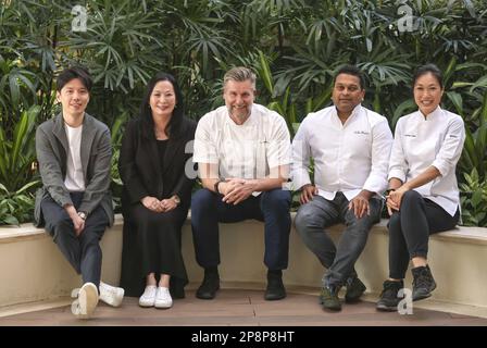 (L bis R) RenHH Design Advocate Jackson Lam, Gründer und Hauptanwalt Jo Soo-tang, und GastchefHH Uwe Opocensky, Sheldon Fonseca und Joanna Yuen auf der Insel Shangri-La in Admiralty. 16FEB23 SCMP/Jonathan Wong Stockfoto