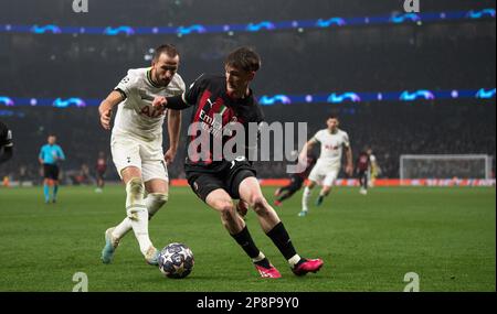 London, Großbritannien. 08. März 2023. Harry Kane von Tottenham Hotspur und Alexis Saelemaekers vom AC Mailand in Aktion. UEFA Champions League-Runde von 16, 2.-teiliges Spiel, Tottenham Hotspur gegen Mailand im Tottenham Hotspur Stadium in London am Mittwoch, den 8. März 2023. Dieses Bild darf nur zu redaktionellen Zwecken verwendet werden. Nur redaktionelle Verwendung. Bild von Sandra Mailer/Andrew Orchard Sportfotografie/Alamy Live News Credit: Andrew Orchard Sportfotografie/Alamy Live News Stockfoto