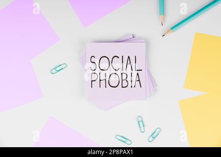 Konzeptunterschrift Soziale Phobie. Das Internet-Konzept überwältigt die Angst vor sozialen Situationen, die beunruhigend sind Stockfoto