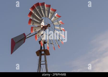 Windmühle auf der Amish-Farm vor blauem Himmel. Stockfoto