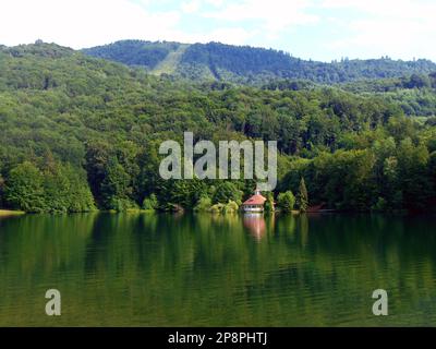 Bodi-See (Mogosa) und Berg im Kreis Maramures, Rumänien Stockfoto