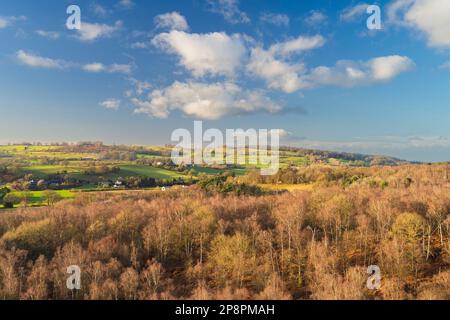 England, West Midlands, Kinver Edge. Blick von der Spitze des Nannys Rock - ein beliebter Aussichtspunkt entlang Kinver Edge. Stockfoto