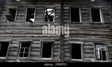 Zweistöckiges Blockhaus aus dem späten 19. Und frühen 20. Jahrhundert. Das Haus ist verlassen und zerstört Stockfoto