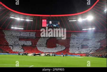 MÜNCHEN, DEUTSCHLAND - 08. MÄRZ: UEFA Champions League-Runde mit 16. Teilstück 2 zwischen dem FC Bayern MŸnchen und Paris Saint-Germain in der Allianz Arena am 08. März 2023 in München. Bayern SŸdkurve Choreographie © diebilderwelt / Alamy Stock Stockfoto