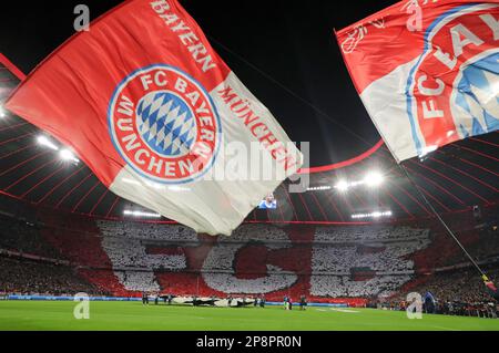 MÜNCHEN, DEUTSCHLAND - 08. MÄRZ: UEFA Champions League-Runde mit 16. Teilstück 2 zwischen dem FC Bayern MŸnchen und Paris Saint-Germain in der Allianz Arena am 08. März 2023 in München. Bayern SŸdkurve Choreographie © diebilderwelt / Alamy Stock Stockfoto