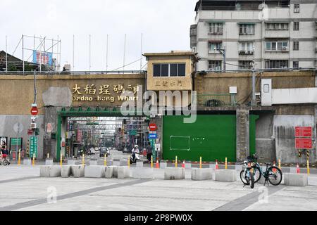 Blick auf einen Eingang und Vorplatz an der Dadaocheng Wharf in Taipei, Taiwan Stockfoto