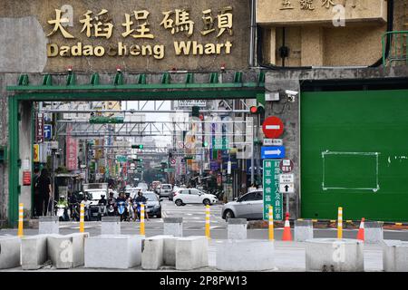 Blick auf einen Eingang und Vorplatz an der Dadaocheng Wharf in Taipei, Taiwan Stockfoto