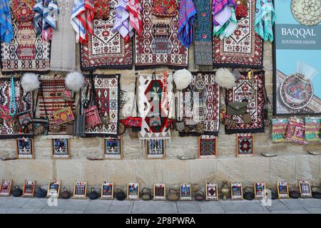 Souvenirs zum Verkauf in der Altstadt von Baku in Aserbaidschan Stockfoto