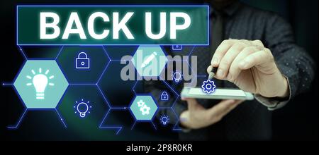 Handschriftliches Schild Zurück. Ein Wort über das Speichern wichtiger Daten in der Internet-Cloud und deren spätere Wiederherstellung Stockfoto