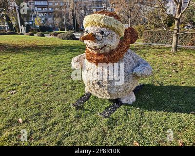 Schneemann aus Glühbirnen, auf Skiern - Weihnachtsdekoration im Park, Baia Mare City Stockfoto
