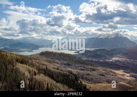 Blick auf Lake Dillon vom Ptarmagin Trail, Colorado, USA. Stockfoto