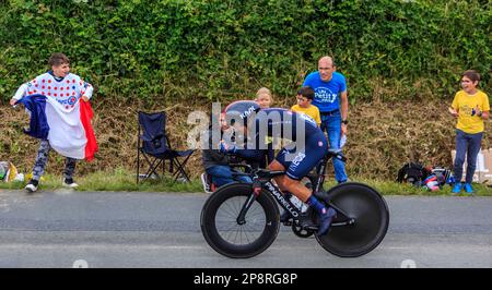 Louverne, Frankreich - 30. Juni 2021: Der ecuadorianische Radfahrer Richard Carapaz vom Team Ineos Grenadiers fährt im Regen während der Bühne 5 (Individuum Tim Stockfoto