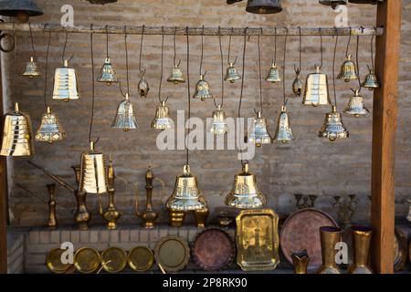 Bells for Sale, Toqi Zargaron (Trading Dome), Buhkara, Usbekistan Stockfoto