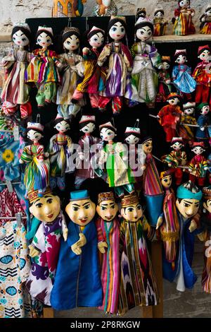 Puppen zum Verkauf, Toqi Zargaron (Trading Dome), Buhkara, Usbekistan Stockfoto