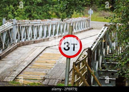 Rundes Schild mit einem Höchstgewicht von 3 Tonnen am Eingang einer alten Baily-Brücke Stockfoto