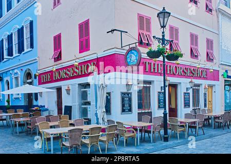 Warten auf die Öffnungszeit, die Horseshoe Public House Gibraltar Stockfoto