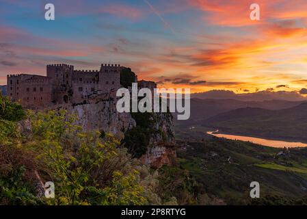 Panoramablick auf das Schloss Caccamo in der Abenddämmerung, Sizilien Stockfoto