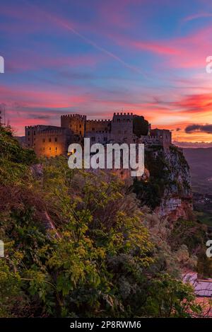 Panoramablick auf das Schloss Caccamo in der Abenddämmerung, Sizilien Stockfoto