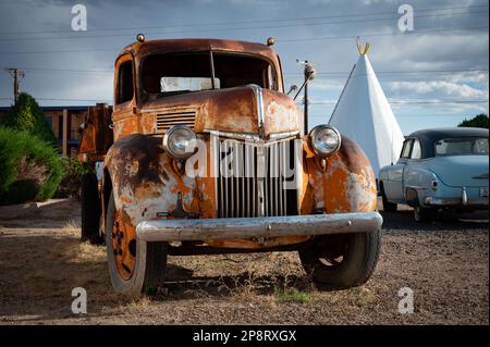 Ein Oldtimer parkt vor dem Wigwam Motel, Route 66 Stockfoto