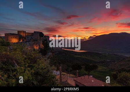 Panoramablick auf das Schloss Caccamo in der Abenddämmerung, Sizilien Stockfoto