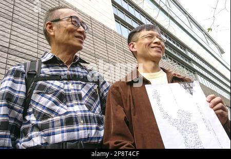 Hong Kong Alliance in Support of Patriotic Democratic Moves of China's Ex-standing Committee members Tsui Hon-kwong (links) und Tang Ngok-kwan vor West Kowloon Court am Samstag, nachdem ihre Kaution verlängert wurde. Sie wurden für schuldig befunden, keine polizeiliche Untersuchung des mutmaßlichen Verstoßes der Gruppe gegen das nationale Sicherheitsgesetz unterstützt zu haben. 04MAR23 SCMP/Brian Wong Stockfoto