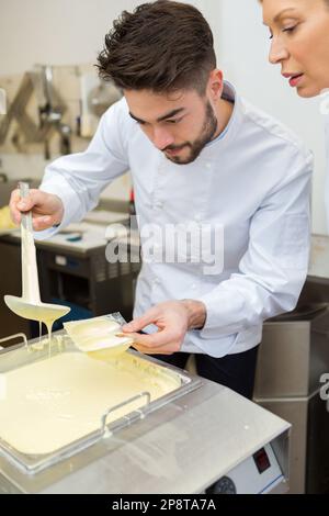 Professioneller Mann mit geschmolzener Schokolade Stockfoto