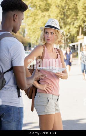 Ein Paar mit Karte hat eine Meinungsverschiedenheit Stockfoto