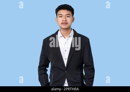 Porträt eines jungen, gutaussehenden asiatischen Geschäftsmannes isoliert auf blauem Hintergrund Stockfoto