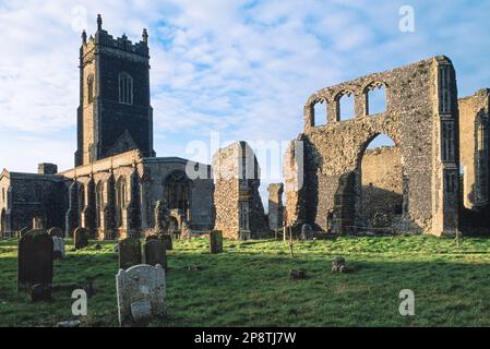 Walberswick Church Suffolk, Blick auf die Kirche St. Andreas, deren Ruinen aus dem 15. Jahrhundert stammen und ihre frühere Pracht, Suffolk, England, zeigen Stockfoto