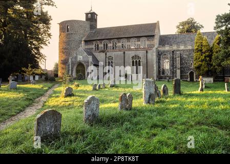 Wortham Kirche Suffolk, Blick auf die mittelalterliche Kirche St. Mary in Wortham mit ihrem großen runden Turm und Friedhof aus der sächsischen Zeit, Suffolk, England, Großbritannien Stockfoto