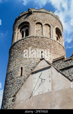 Runde Turmkirche, Blick auf den Turm der Nikolaikirche in Little Saxham, dessen Architektur sich über normannische und mittelalterliche Epochen erstreckt, Suffolk, England Stockfoto