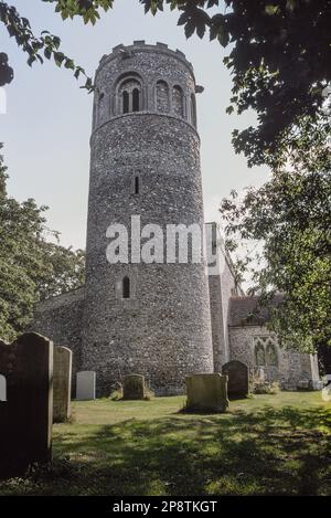 Runde Turmkirche, Blick auf den Turm der Nikolaikirche in Little Saxham, dessen Architektur sich über normannische und mittelalterliche Epochen erstreckt, Suffolk, England Stockfoto