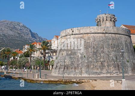 Großer Turm des Gouverneurs der Altstadt aus dem 15. Jahrhundert entlang der Adria auf der Insel Korčula, Dalmatien, Dubrovnik-Neretva, Kroatien Stockfoto