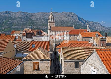 Blick über Häuser und die Kathedrale von St. Mark in der Altstadt Korčula auf der Insel Korčula in der Adria, Dalmatien, Dubrovnik-Neretva, Kroatien Stockfoto