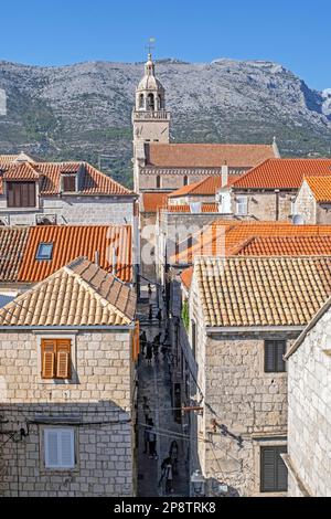 Blick über Häuser und die Kathedrale von St. Mark in der Altstadt Korčula auf der Insel Korčula in der Adria, Dalmatien, Dubrovnik-Neretva, Kroatien Stockfoto